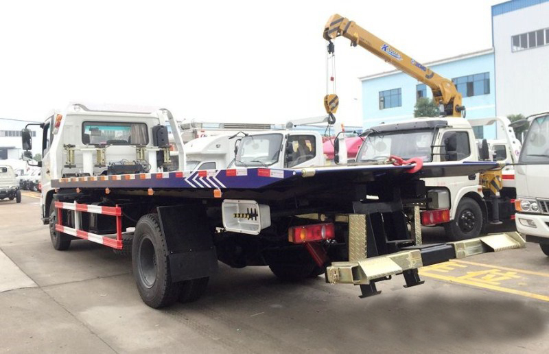 一拖二东风多利卡带卧清障车