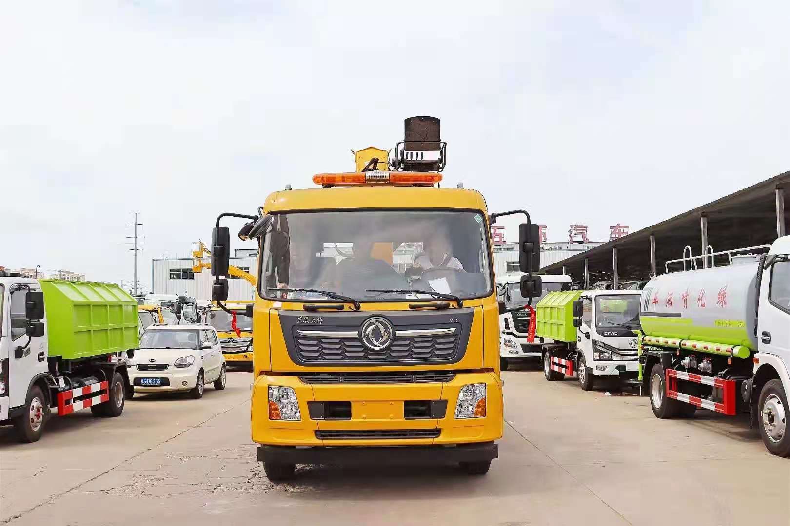 东风天锦带吊清障车