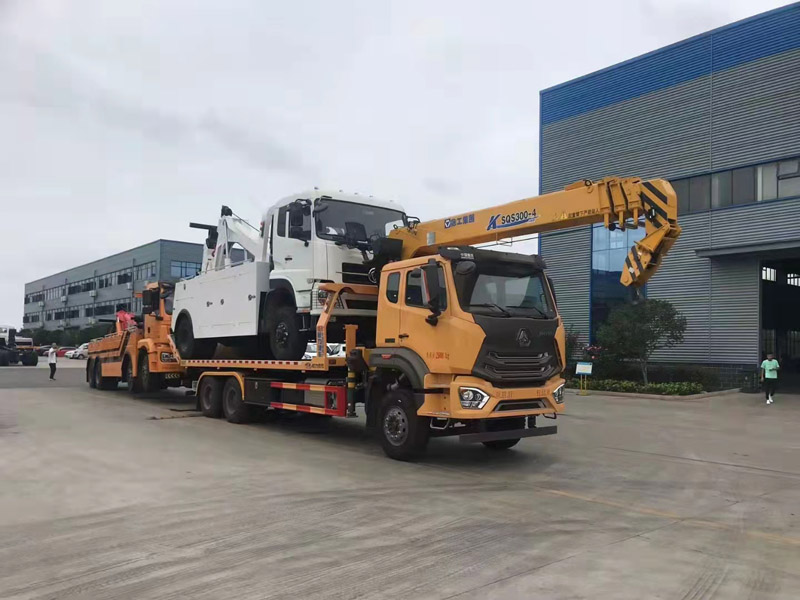 中国重汽带吊清障车